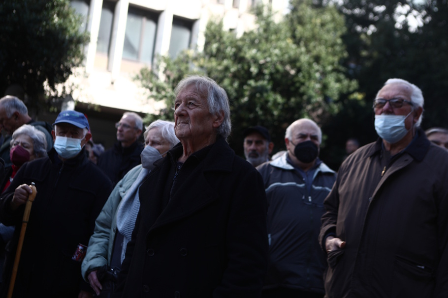 Συντάξεις χηρείας: Σε ποιους δικαιούχους μπαίνει “κόφτης”