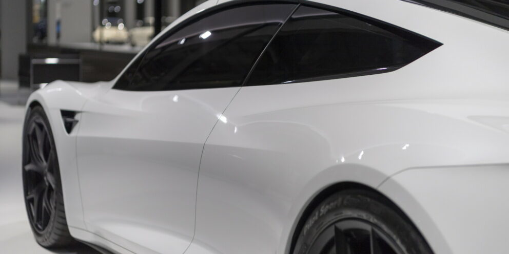 Η Tesla ετοιμάζει την παρουσίαση του Roadster νέας γενιάς