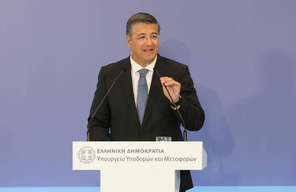 Η ευγενική υπενθύμιση από τον Μητσοτάκη, η επιστράτευση του Τζιτζικώστα, οι 70 απευθείας αναθέσεις και οι Ρώσοι διευθυντές ορχήστρας 