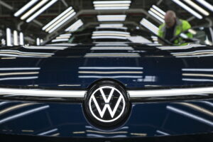 Volkswagen: Περίμενε να πουλά 3.622 αυτοκίνητα τον μήνα στην Κίνα – Πουλά μόλις 267