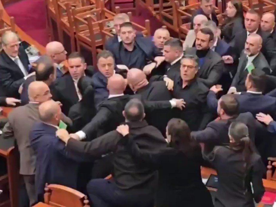 Αλβανία: Χάος στη Βουλή με ξύλο μεταξύ βουλευτών