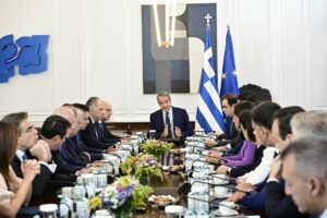 Η κυβερνητική αδράνεια, η απόφαση της Μπακογιάννη για το μέλλον της στην πολιτική, η δεινή θέση του Παπασταύρου, τα δάνεια της Dimand και οι φιλίες Ανδριόπουλου