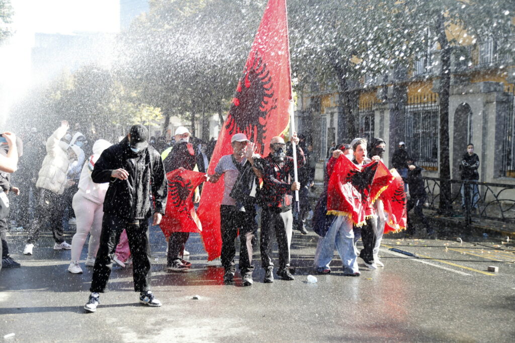 Αγριεύουν οι αντικυβερνητικές διαδηλώσεις στην Αλβανία